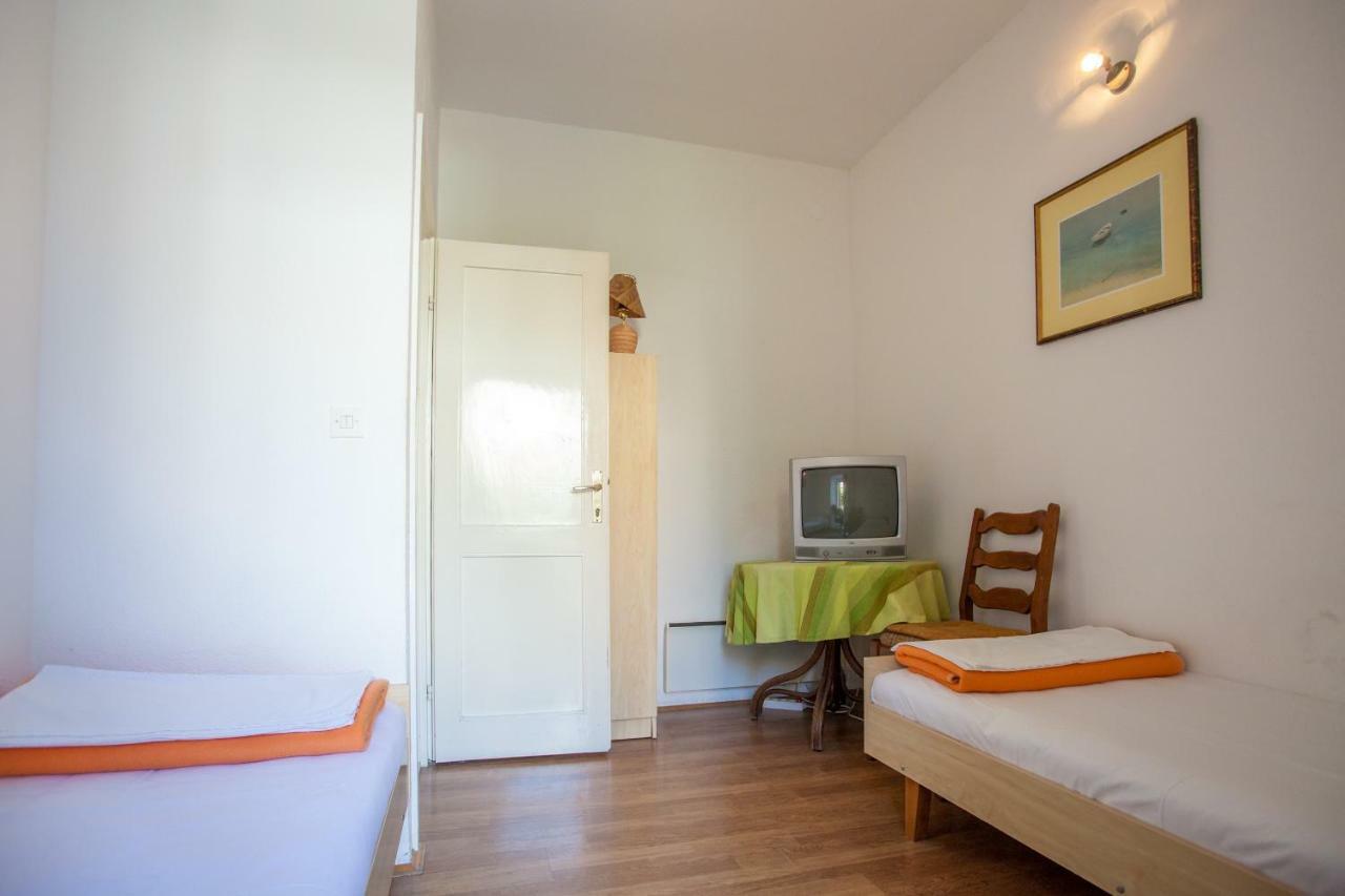 A4, Private Terrace Wi-fi Apartment *